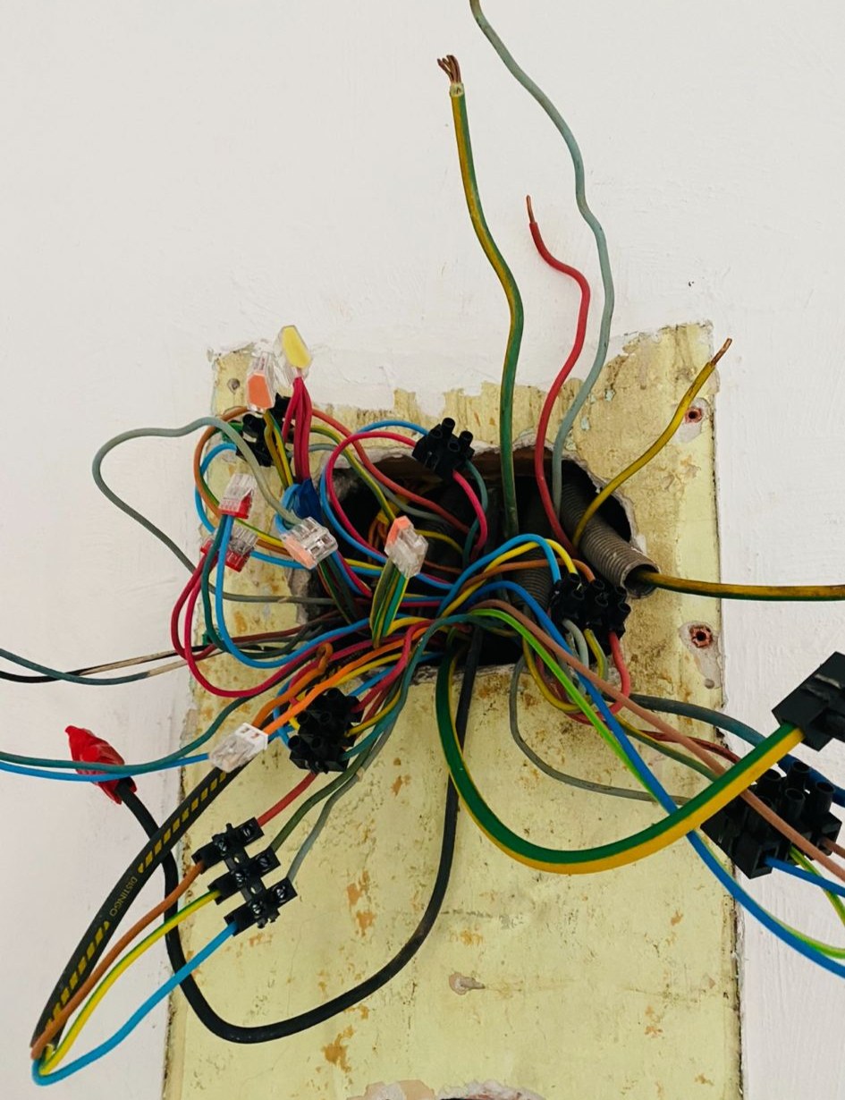 Avant — Tableau électrique remis à neuf