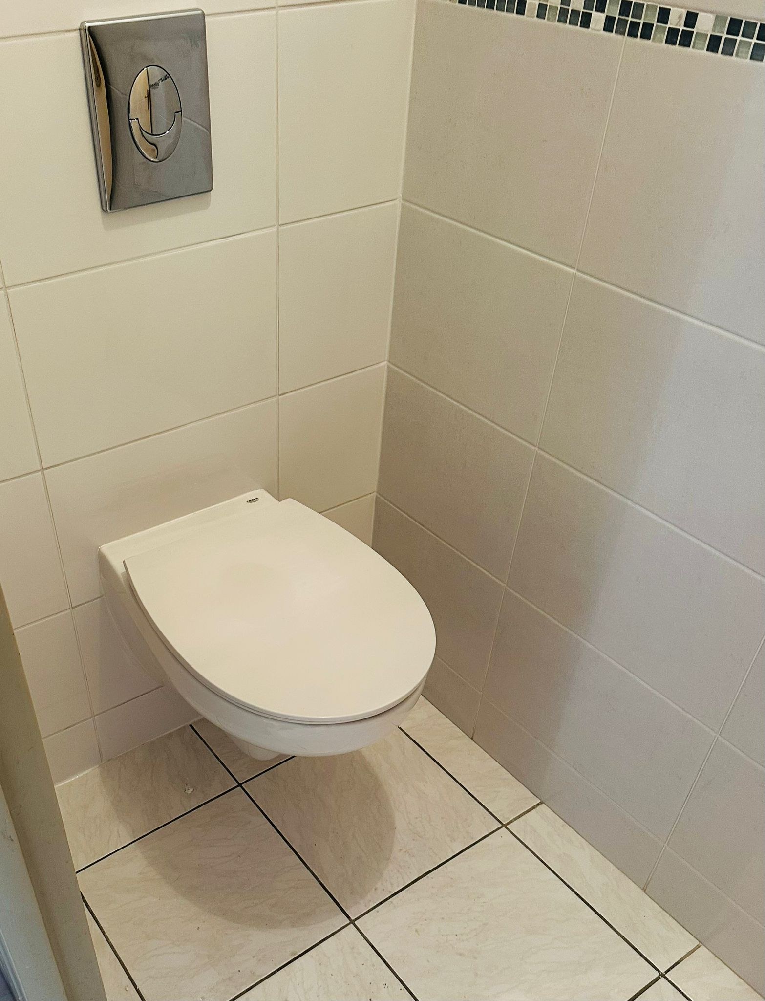 WC suspendu : pourquoi tout le monde passe au bâti-support